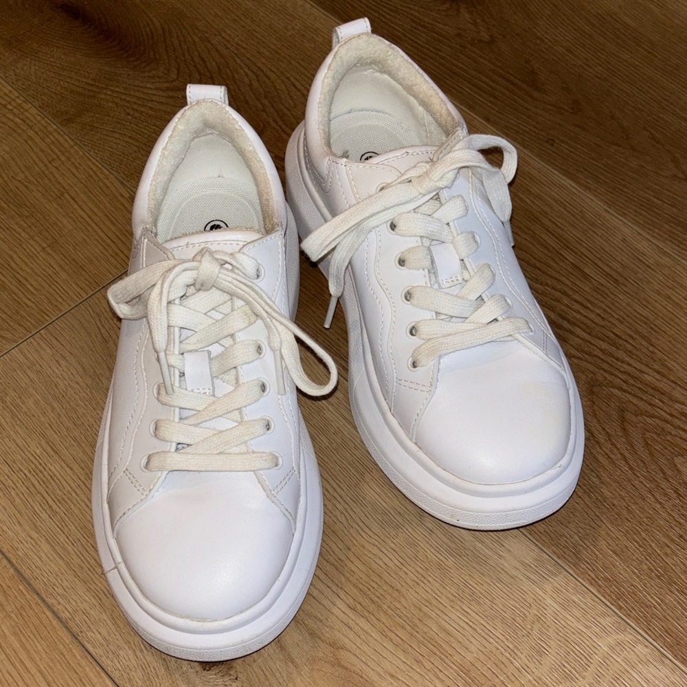 Nurture Rebalance White Leather Women's Casual Sneakers - Size 5